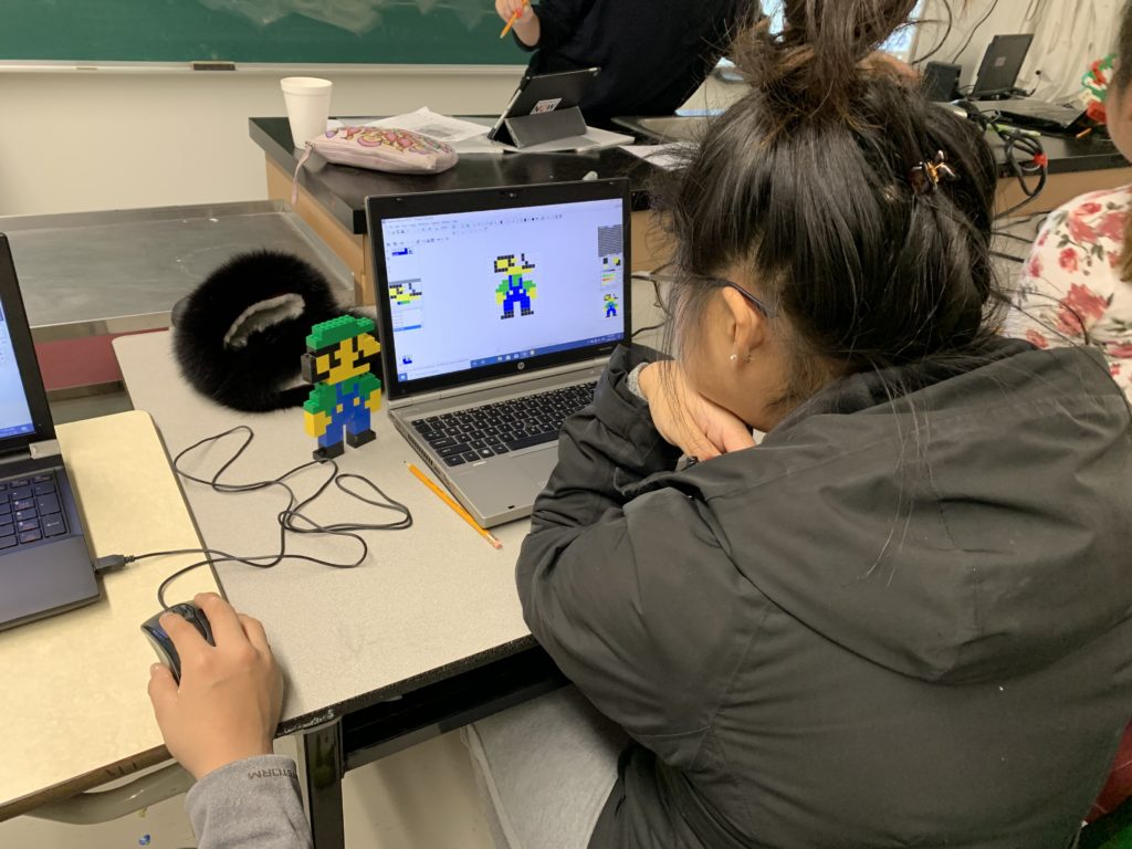 girl making Luigi on graphicsgale